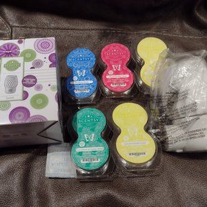 Scentsy Pod DIffuser Swivel Plug in NIB W bundle of Scentsy Pods Lemon Blueberry